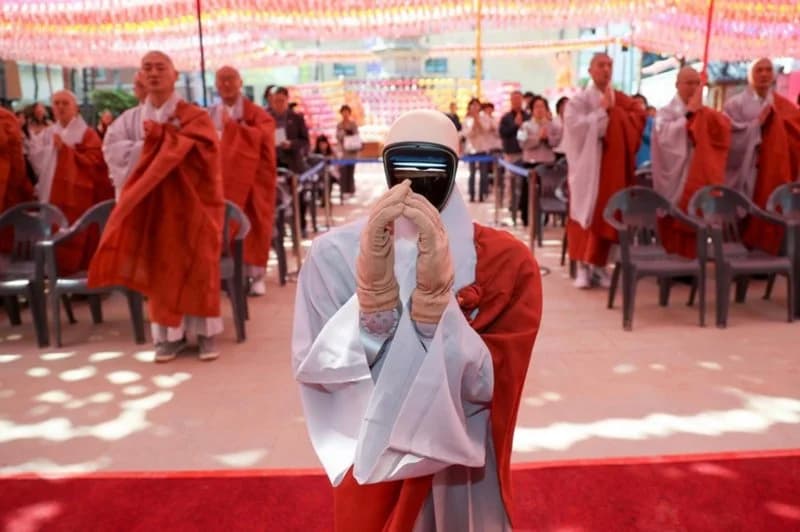 ကိုရီးယားမှာ လူတူစက်ရုပ်ကို ဘုန်းကြီးဝတ်ပေး