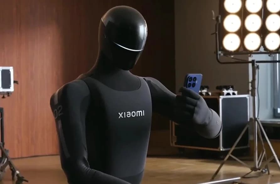 Xiaomi စမတ်ဖုန်းမိတ်ဆက်ပွဲမှာ လူတူစက်ရုပ်က 17T Pro ကို ကိုင်ပြီး ဓာတ်ပုံရိုက်ပြသ
