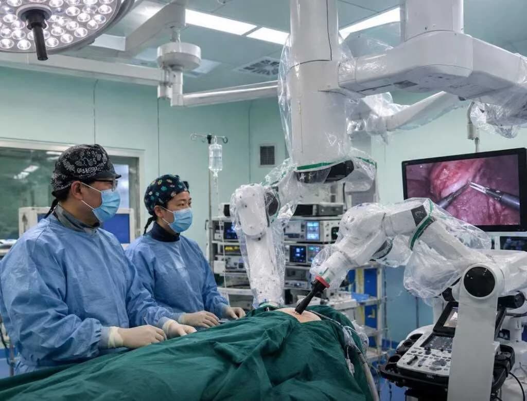 China Successfully Performs World's First AI-Assisted Aortic Arch Robot Heart Surgery