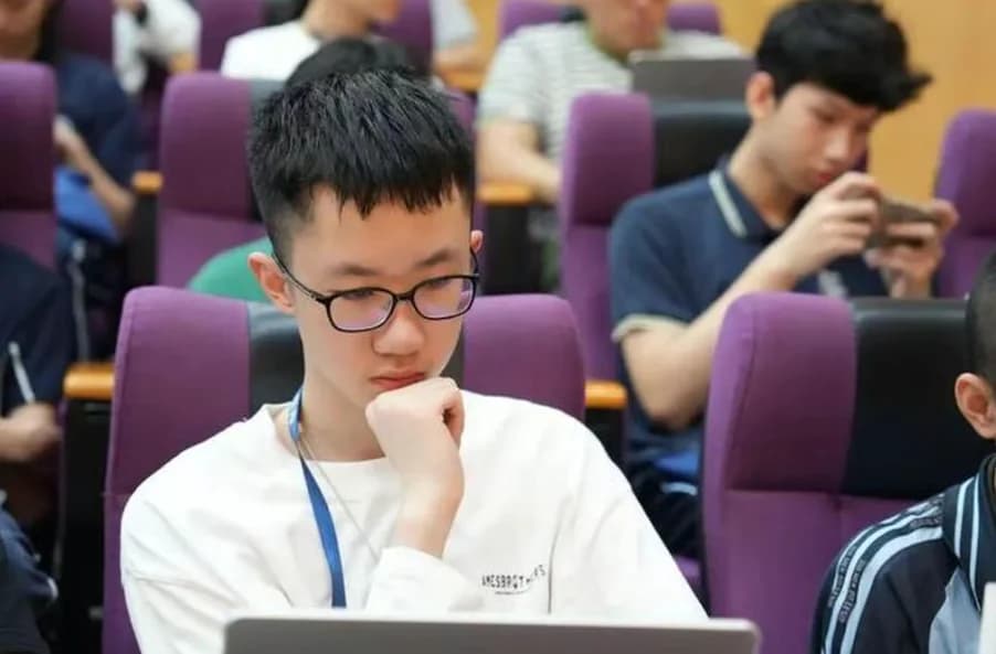 AI နဲ့ နေ့စဉ်ပြဿနာတွေကို ဖြေရှင်းပြီး ကြည့်ရှုသူ သန်း ၂၀ ရဲ့ အားပေးမှုရထားတဲ့ ၁၃ နှစ်အရွယ် တရုတ်ကျောင်းသား
